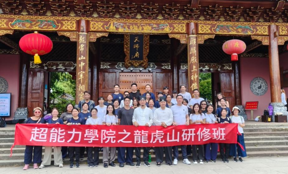 建筑前的广场上有许多人
AI 生成的内容可能不正确。